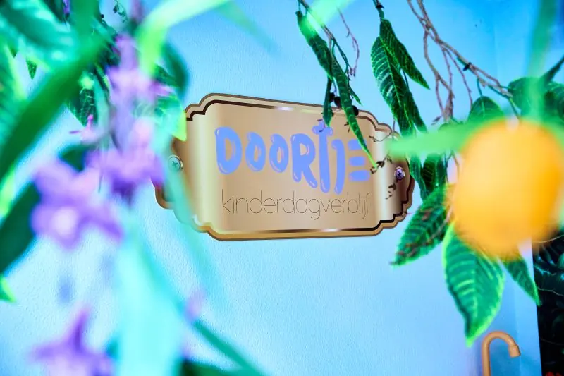 Naambord van Doortje tussen planten