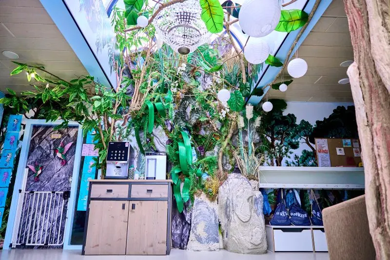 Keukentje met planten en lampionnen