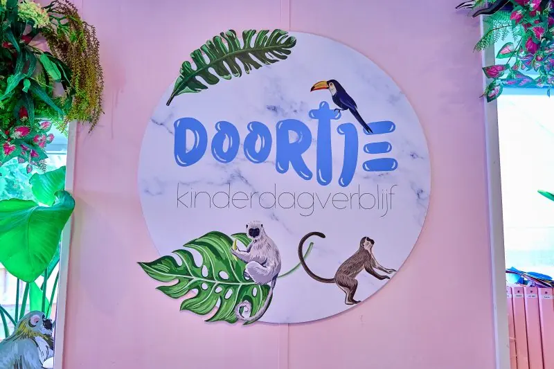 Rond naambord van Doortje met jungleplanten