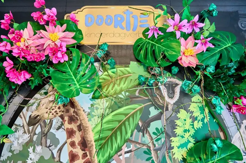 Bloemen en jungle rond het logo van Doortje