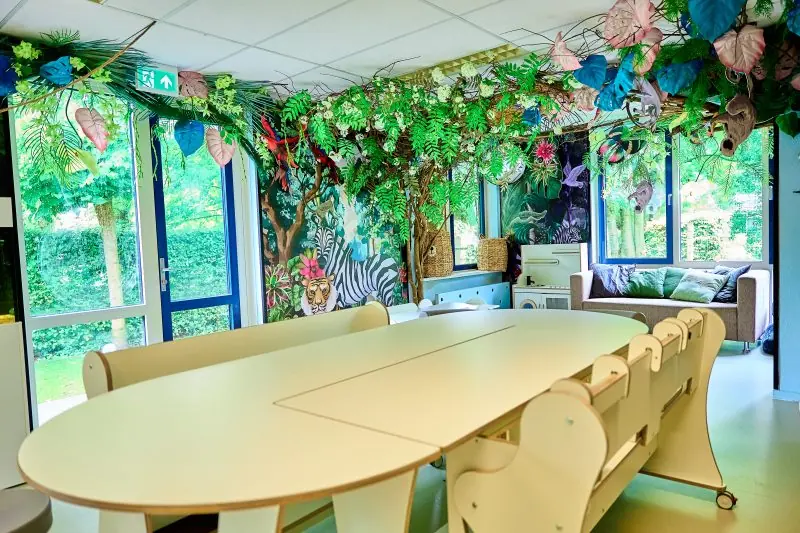 Grote eettafel met kinderstoeltjes