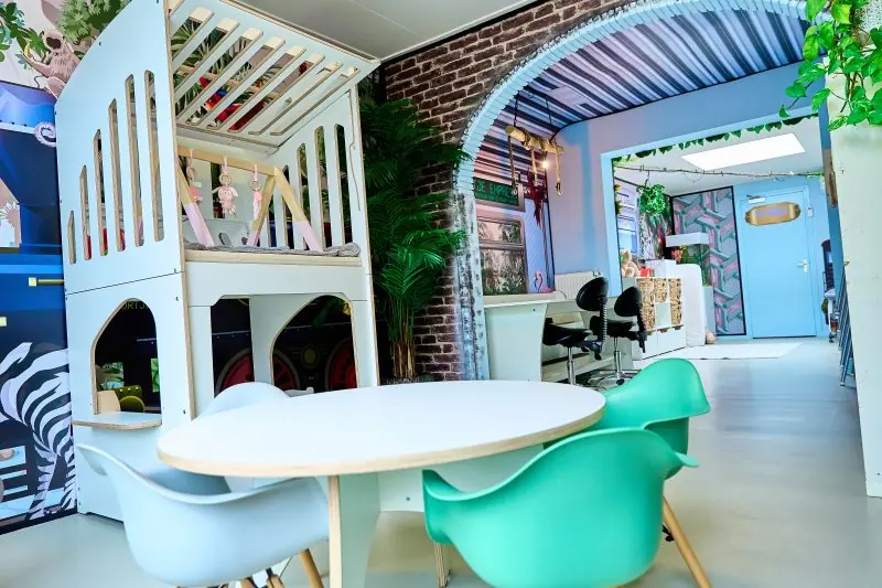 Speelhuis met tafel en stoeltjes