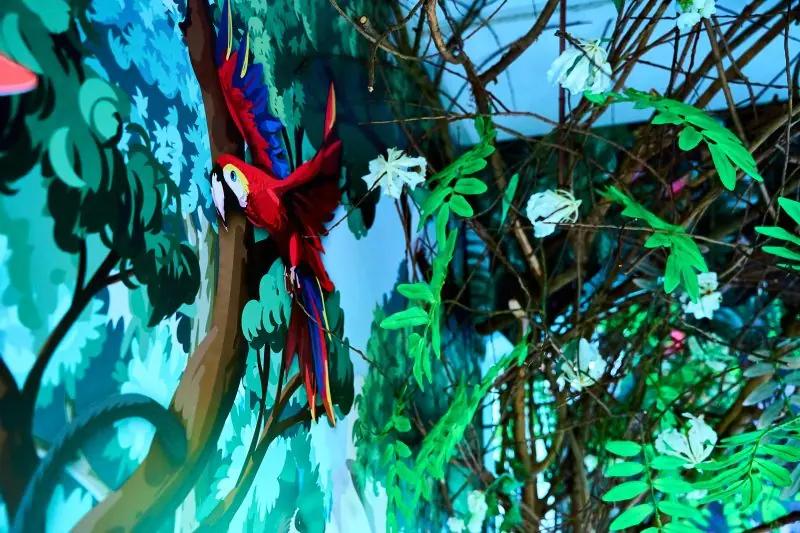 Muurschildering met jungleplanten en een papegaai bij kinderdagverblijf Doortje