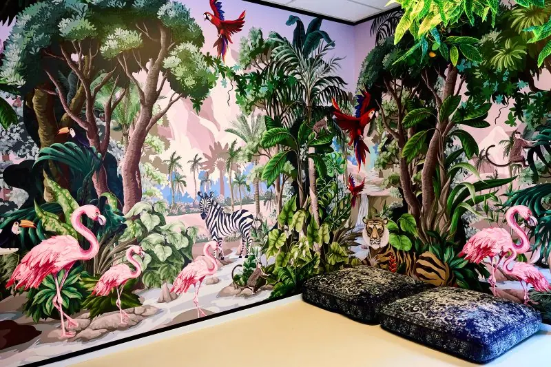 Muurschildering met flamingo's en jungle