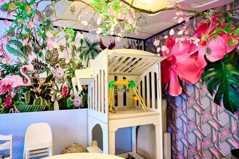 Speelhuisje met flamingo's bij de Madeliefjes aan de Otto van Reesweg in Culemborg