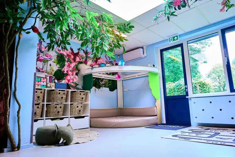 Lichte ruimte met grondbox en ramen