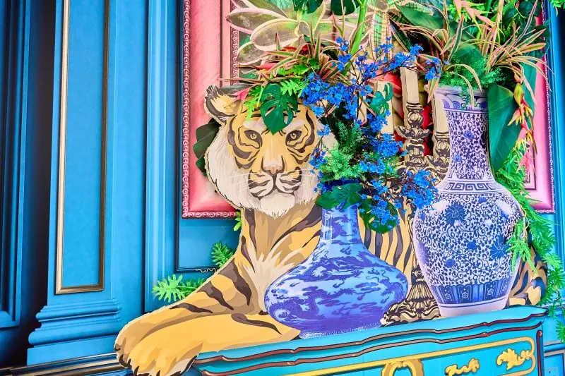 Tijger met bloemen op de muur
